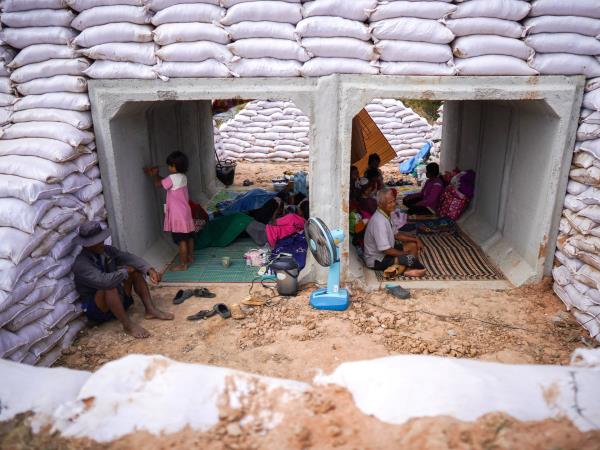 泰柬边境冲突持续升级,战火蔓延第三天,50万民众紧急逃离家园!