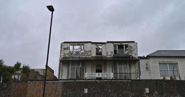 昔日繁华的英国海滨小镇陷入危机，商业街破败不堪