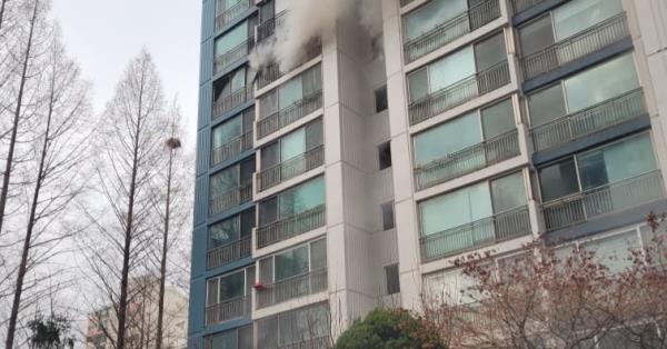 高阳公寓突发火灾致两人受伤,居民安全警钟再鸣!