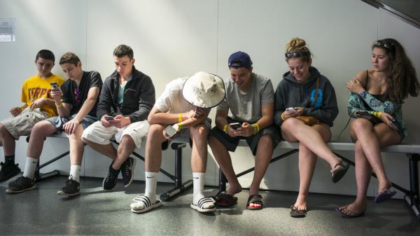 澳洲禁止儿童使用社交媒体,引发家长热议:保护孩子还是限制自由?